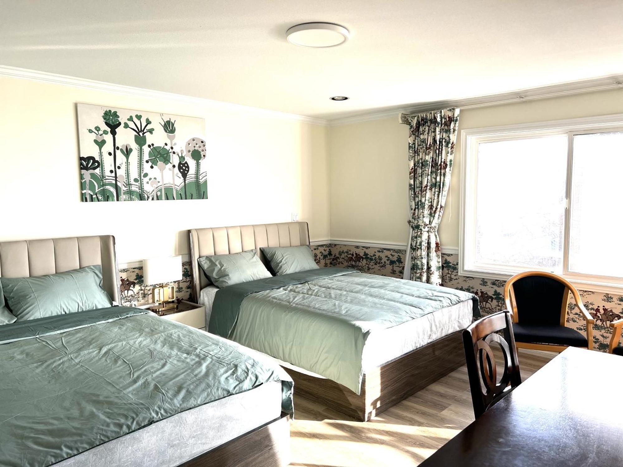 Master Bedroom With Two Queen Sized Bed Ричмонд Экстерьер фото