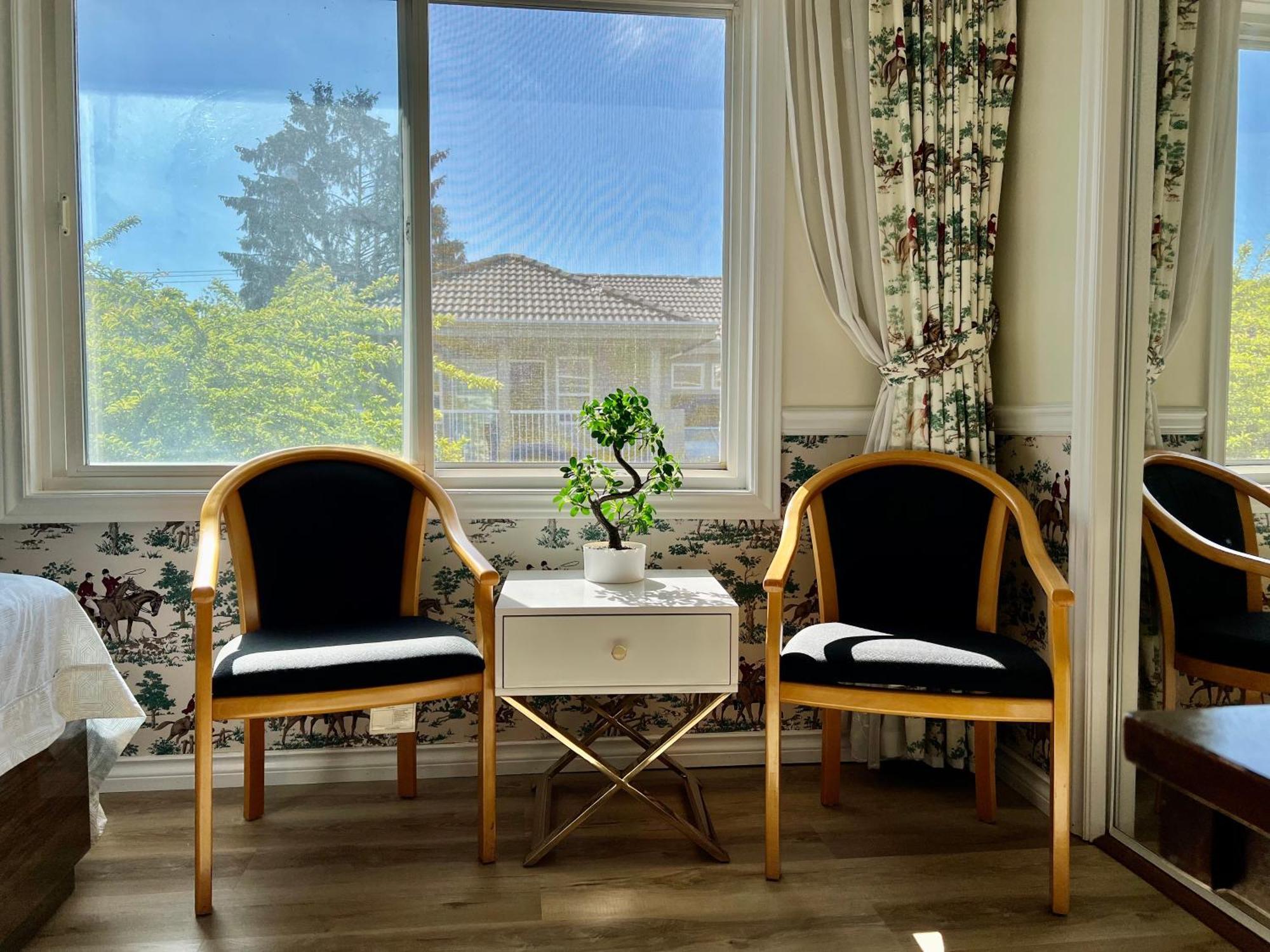 Master Bedroom With Two Queen Sized Bed Ричмонд Экстерьер фото